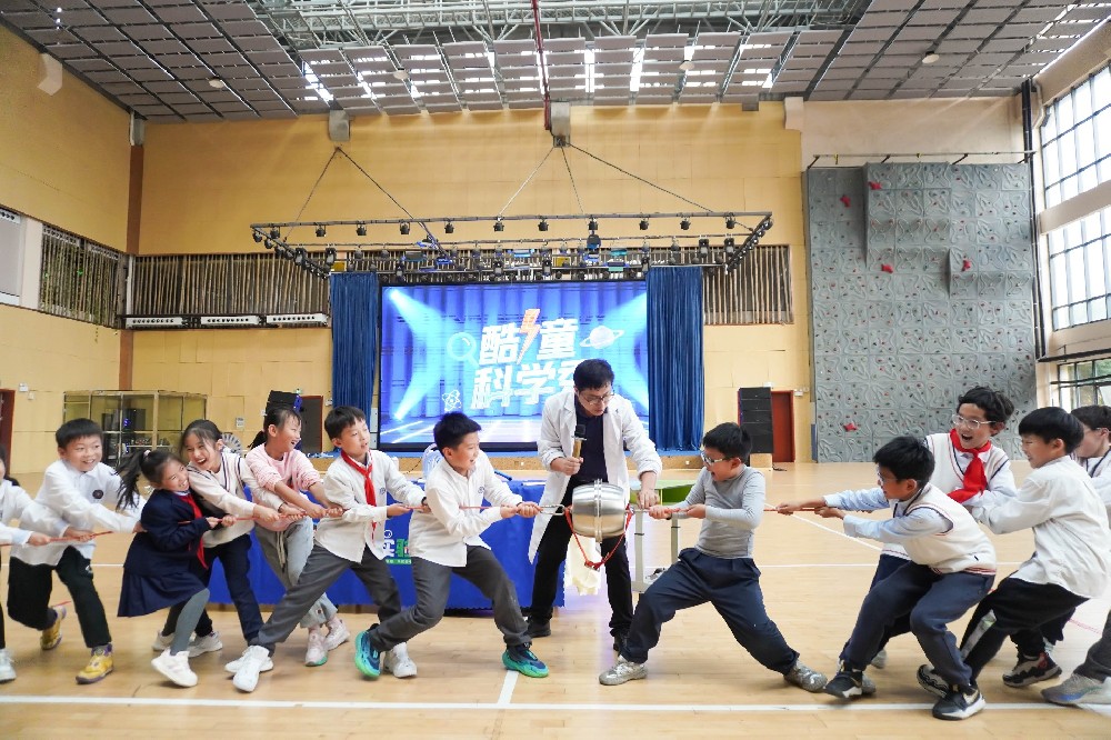 “哇”声一片！这场科学秀太酷了！