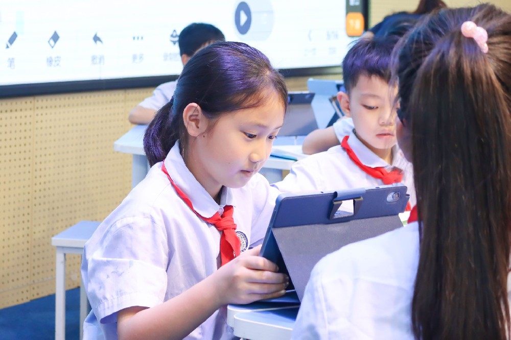 从“旁观”到“抢答”：技术如何让每个孩子都被“看见”？