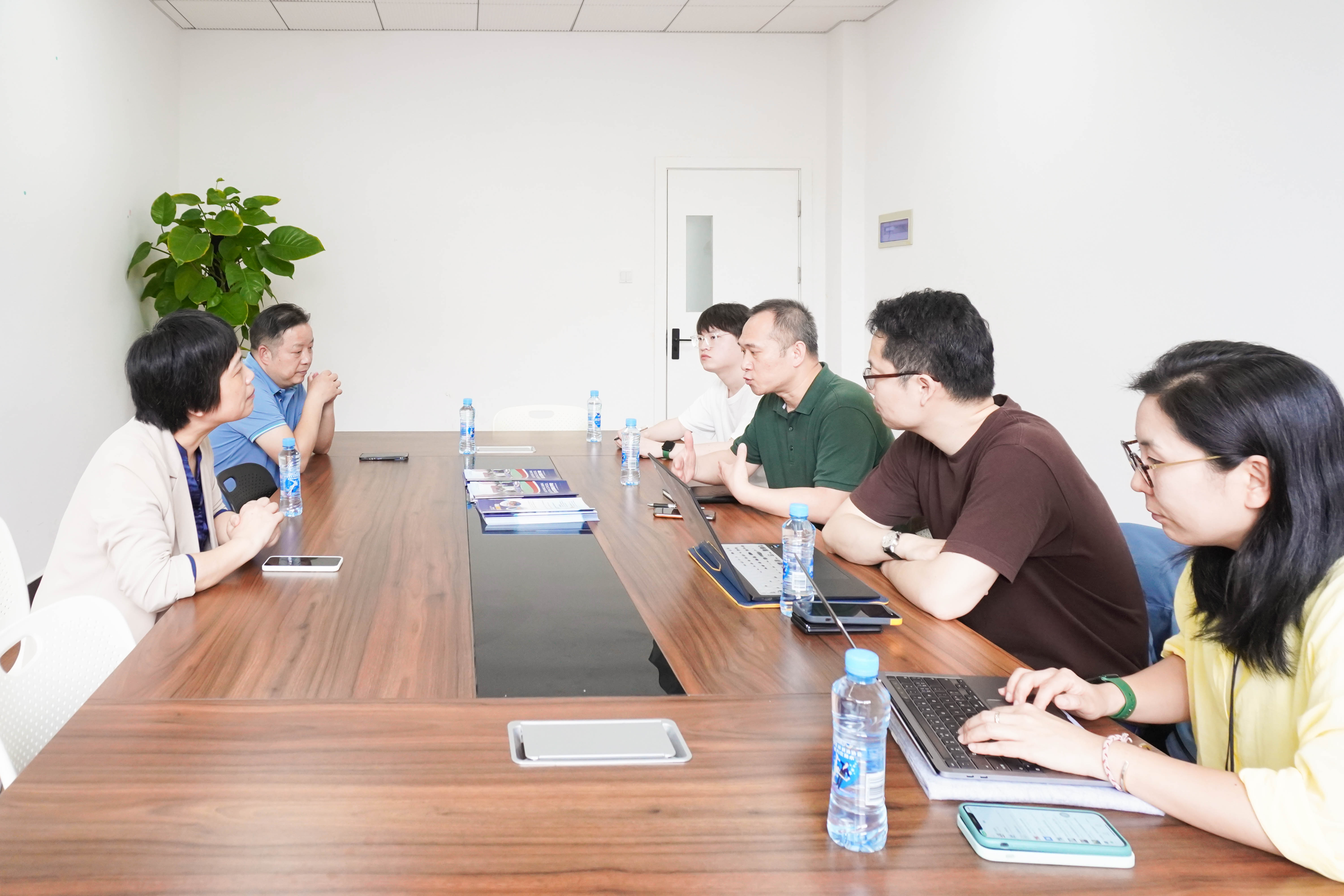 浙江清华长三角研究院调研组来我校参观调研