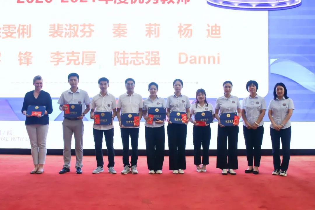 南昌力迈教师节晚会优秀教师合影